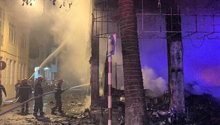 Cháy phòng trà ở TP Vinh, ít nhất 6 người tử vong