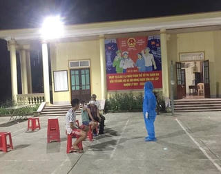 Xúc động cảnh nữ y tá bất ngờ gặp con trong khu phong tỏa