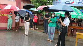 Phụ huynh Nghệ An dầm mưa đợi con thi tốt nghiệp
