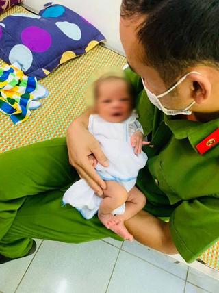 Bé trai khoảng 10 ngày tuổi bị mẹ bỏ rơi kèm những lời day dứt
