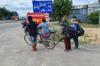 Bốn mẹ con đạp xe từ Đồng Nai về Nghệ An xin ngưng nhận hỗ trợ, chỉ mong về đến nhà