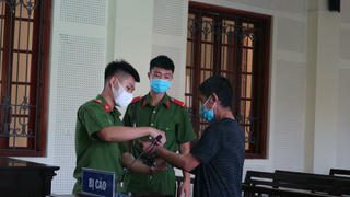 Vào rừng tìm hoa chuối để ăn “tiện thể” buôn hồng phiến