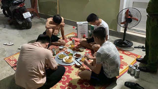 Nhậu gần hết thùng bia, 4 thanh niên bị đề nghị phạt 60 triệu đồng