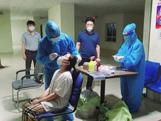 Nghệ An: 2 nữ nhân viên quán karaoke mắc COVID-19