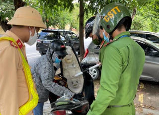 Người phụ nữ dương tính với ma túy phóng xe ra đường trong mùa dịch
