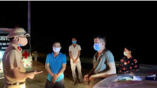 Bật tín hiệu ưu tiên, xe cứu thương chở nhiều người 'né' chốt kiểm dịch