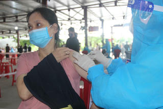 Gần 1000 tiểu thương chợ đầu mối lớn nhất Nghệ An được tiêm vaccine phòng COVID-19