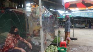 Thích ứng với mùa dịch, tiểu thương Nghệ An lắp “tấm chắn” phòng dịch