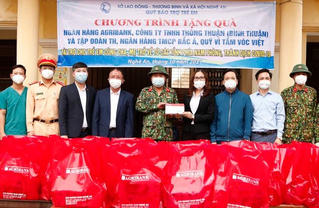 Tặng gần 1.400 phần quà cho trẻ em từ miền Nam về quê