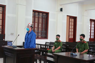 Chồng chở theo vợ con đi bán “hàng trắng”