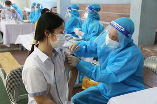 Những học sinh đầu tiên tại Nghệ An được tiêm vaccine