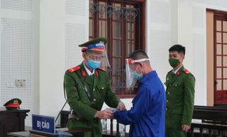 Vận chuyển "đơn hàng" dài 200m, trả giá 30 năm bóc lịch