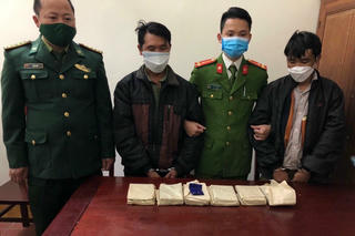 Bắt hai chú cháu mang 6 bánh heroin đi bán