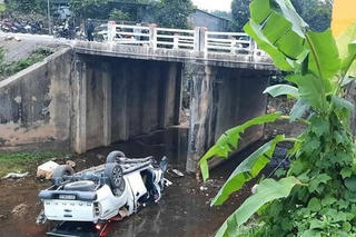 Xe ô tô lao xuống cầu, hai cán bộ thuế tử vong