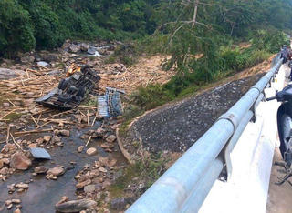 Xe tải lao xuống suối 'nát bét', 1 người chết, 2 người bị thương