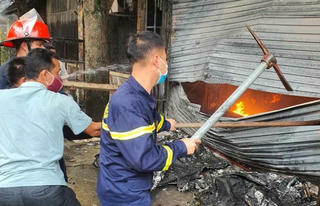 Kịp thời giải cứu 2 người trong căn nhà cháy dữ dội