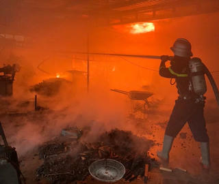 Nghệ An: “Bà hỏa” thiêu rụi nhiều tài sản trong xưởng gỗ