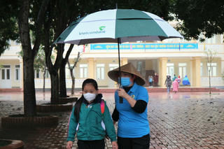 Học sinh Nghệ An háo hức trong ngày đầu tiên đến trường sau 4 tháng học trực tuyến