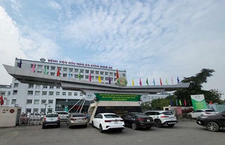 Bệnh nhân rơi từ tầng 3 bệnh viện xuống đất tử vong