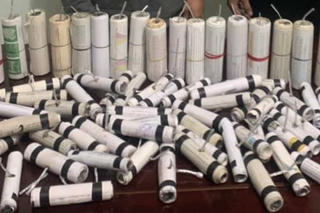 Lên mạng mua thuốc về tự chế pháo nổ trái phép, hai học sinh cấp 3 bị khởi tố