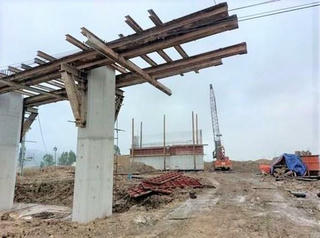 Nam công nhân rơi xuống đất tử vong khi thi công cầu vượt ở Nghệ An 