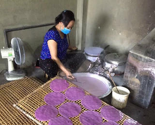 Làng bánh đa hơn 300 tuổi chạy đua với Tết