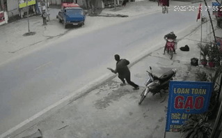 Xe tải chở máy xúc đè chết người đàn ông đứng bên đường