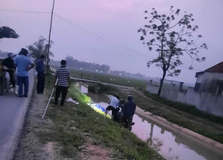 Thanh niên tử vong cạnh xe máy dưới kênh nước