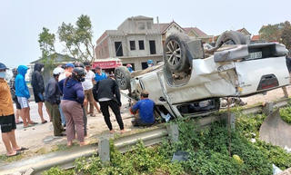 Cạy cửa đưa tài xế xe tải đi cấp cứu sau khi bị tàu SE7 đâm văng