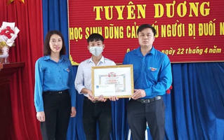 Nam sinh nhảy xuống hồ cứu em nhỏ đuối nước được tuyên dương