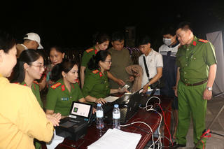 Công an Nghệ An tổ chức điểm tư vấn, hỗ trợ đăng ký, cài đặt định danh điện tử tại phố đi bộ