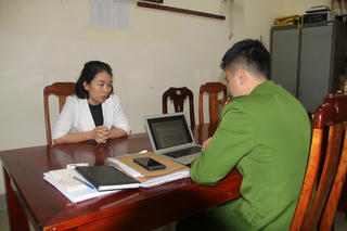 Nữ cán bộ địa chính gây khó dễ để 'vòi tiền' người dân làm thủ tục đất đai