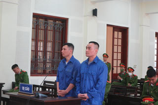 Giấu ma túy ở cột biển báo giao thông để khách đến lấy