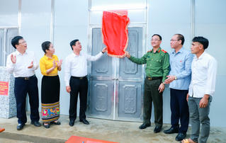 Bàn giao 7 căn nhà trong chương trình hỗ trợ xây nhà cho người nghèo ở Nghệ An