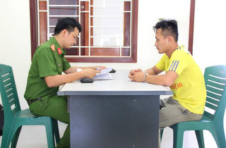 Tài xế đâm vào xe CSGT rồi bỏ trốn khỏi hiện trường