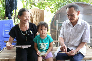 Những người giữ lửa nghề quạt giấy thủ công trăm tuổi