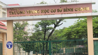 Thu tiền ghế ngồi chào cờ của học sinh, trường tại TP HCM bị buộc trả lại