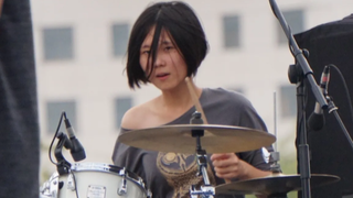 Nữ nghệ sĩ chơi trống nổi tiếng tự sát