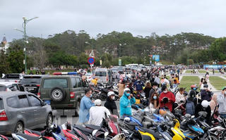 “Thành phố ngàn hoa” tấp nập đón du khách đầu năm mới