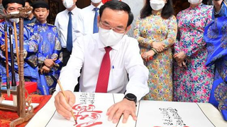 Người dân và chính quyền địa phương dự lễ khai hạ - cầu an tại lăng Tả quân Lê Văn Duyệt