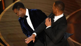 Án phạt cho Will Smith sau cú tát Chris Rock: Bài học cho mọi nền giải trí 