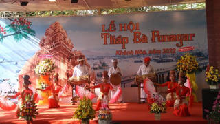 Hàng ngàn người nao nức tham dự khai hội Tháp Bà Ponagar sau 2 năm tạm ngưng 