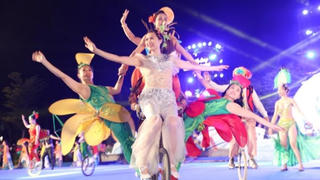 Carnaval Hạ Long thu hút hàng nghìn người dân và du khách 