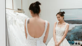 Ngô Thanh Vân mất hơn 6 tháng chọn váy cưới ưng ý