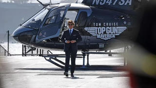 Tom Cruise 59 tuổi, tự lái trực thăng đến dự ra mắt phim