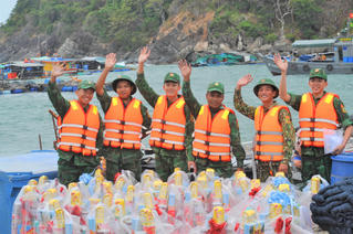 Mang Tết đến cho cán bộ, chiến sĩ và người dân ở Cà Mau