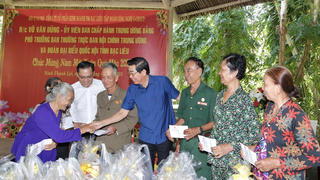 Phó Trưởng Ban Thường trực Ban Nội chính Trung ương tặng quà cho công nhân, lao động khó khăn ở Bạc Liêu