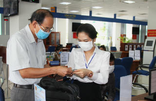 Đi từng ngõ, gõ từng nhà, đưa công nghệ số đến với người dân Cà Mau