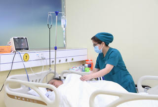 Cứu sống một cụ ông bị đột quỵ não cấp có nhiều bệnh nền