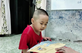 Bất ngờ bé trai 3 tuổi biết tính nhẩm, đọc được cả tiếng Việt và tiếng Anh